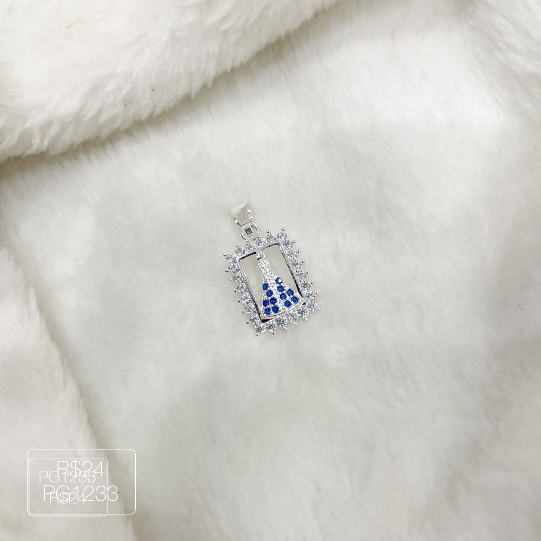 Pingente N. S. Aparecida Quadrada Cravejada Cristal Prateada